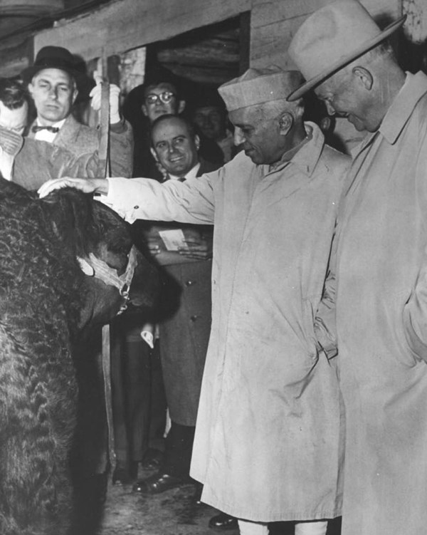 A black and white image of Nehru and Eisenhower at Gettysburg