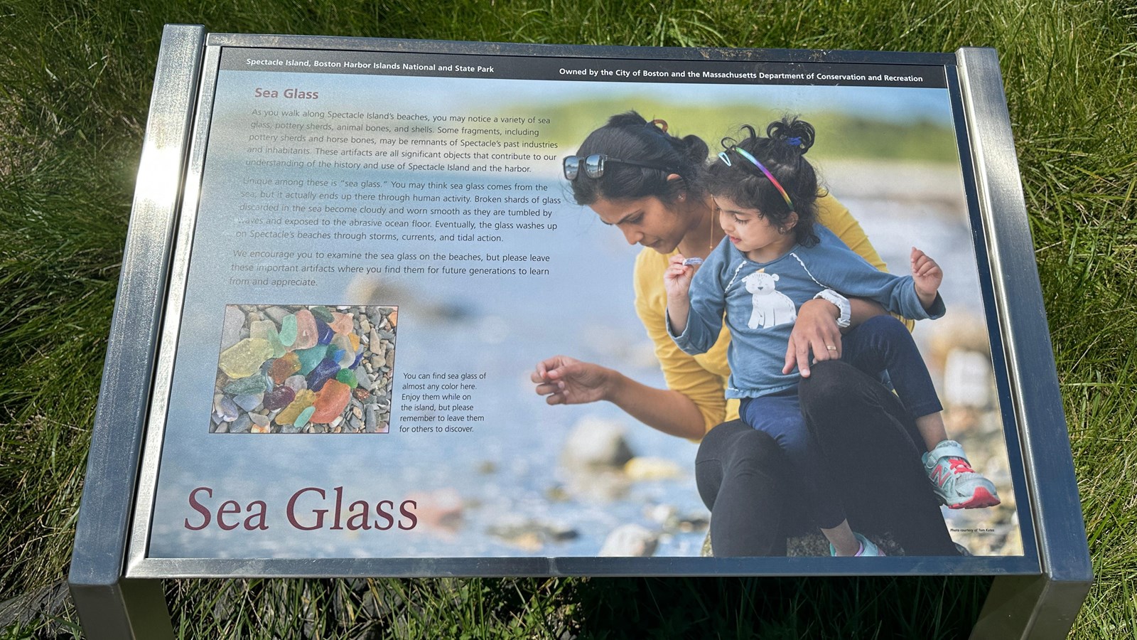 Image of a metal wayside with a photo of a mother and child looking at something they found