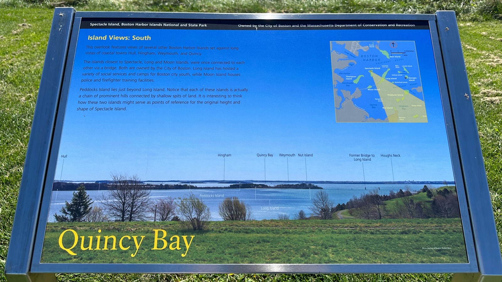 Image of a metal wayside with an ocean view on it