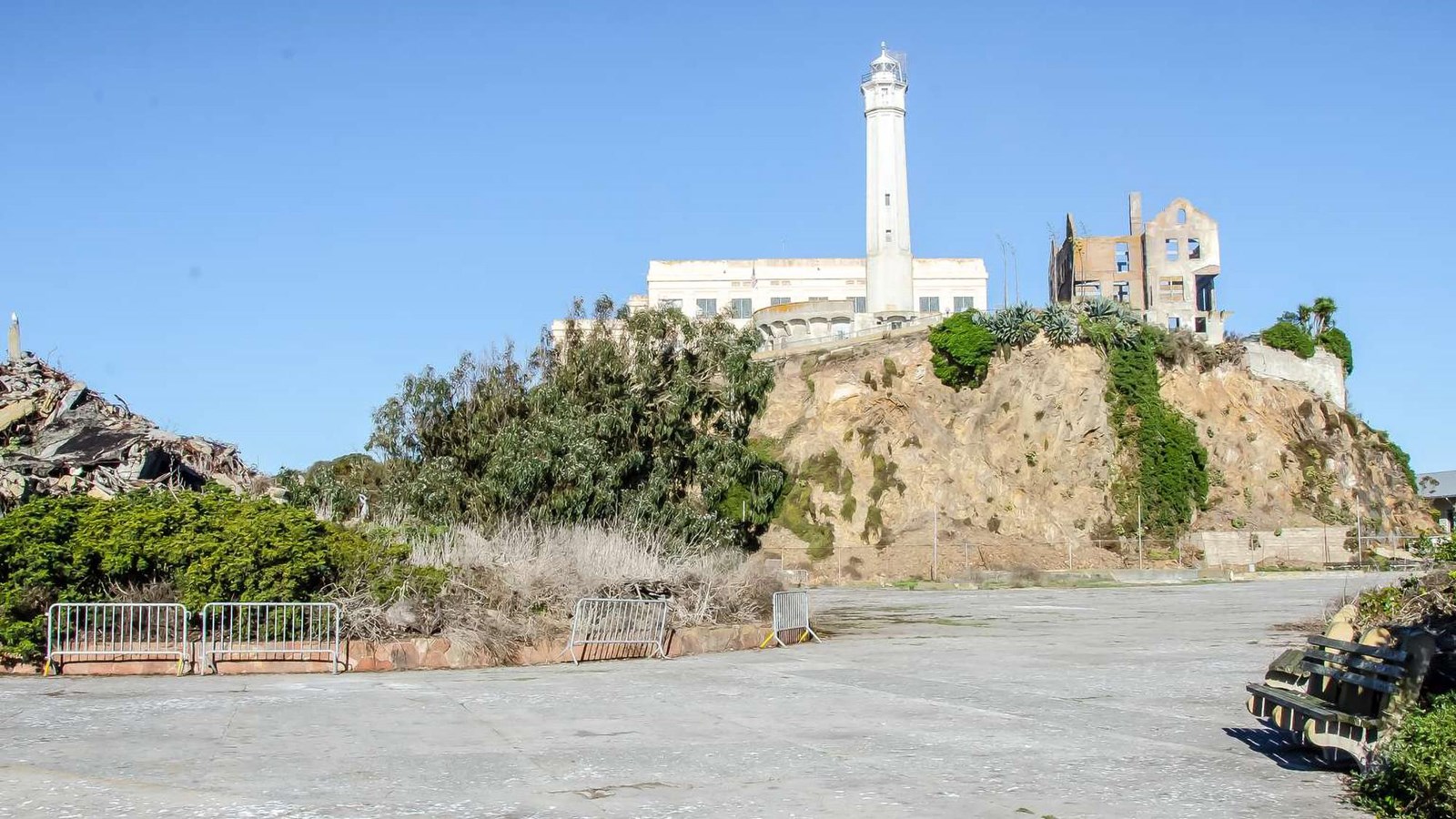 View from the bay of the parade grounds with the lighthouse and warden\'s house.
