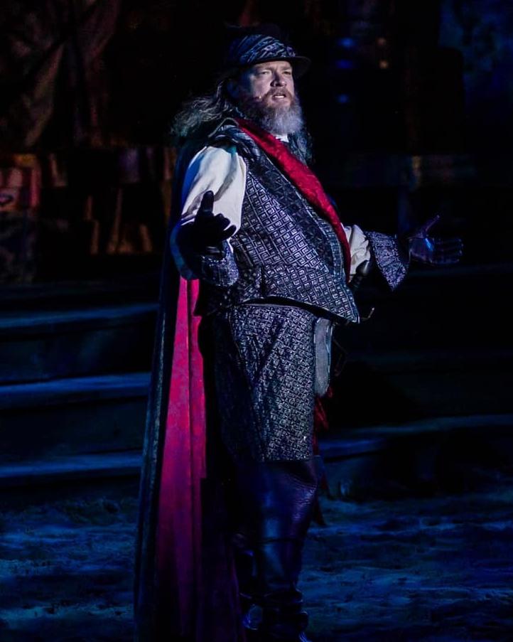 A man dressed in Elizabethan clothing