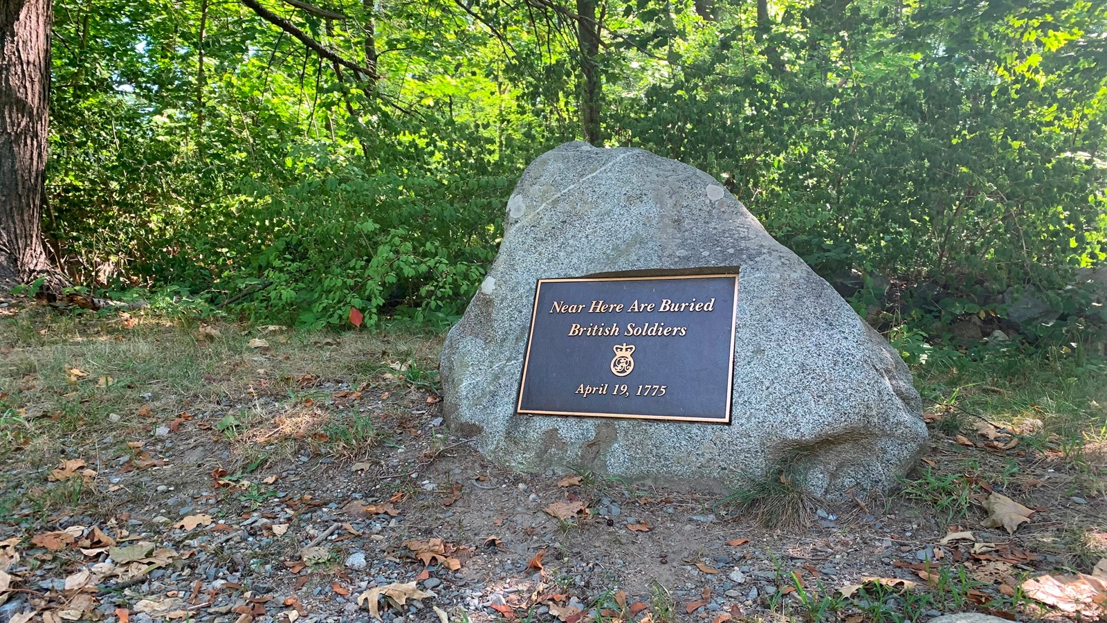 A small stone with a metal plaque marks the grave of British Soldiers on Fiske Hill. 