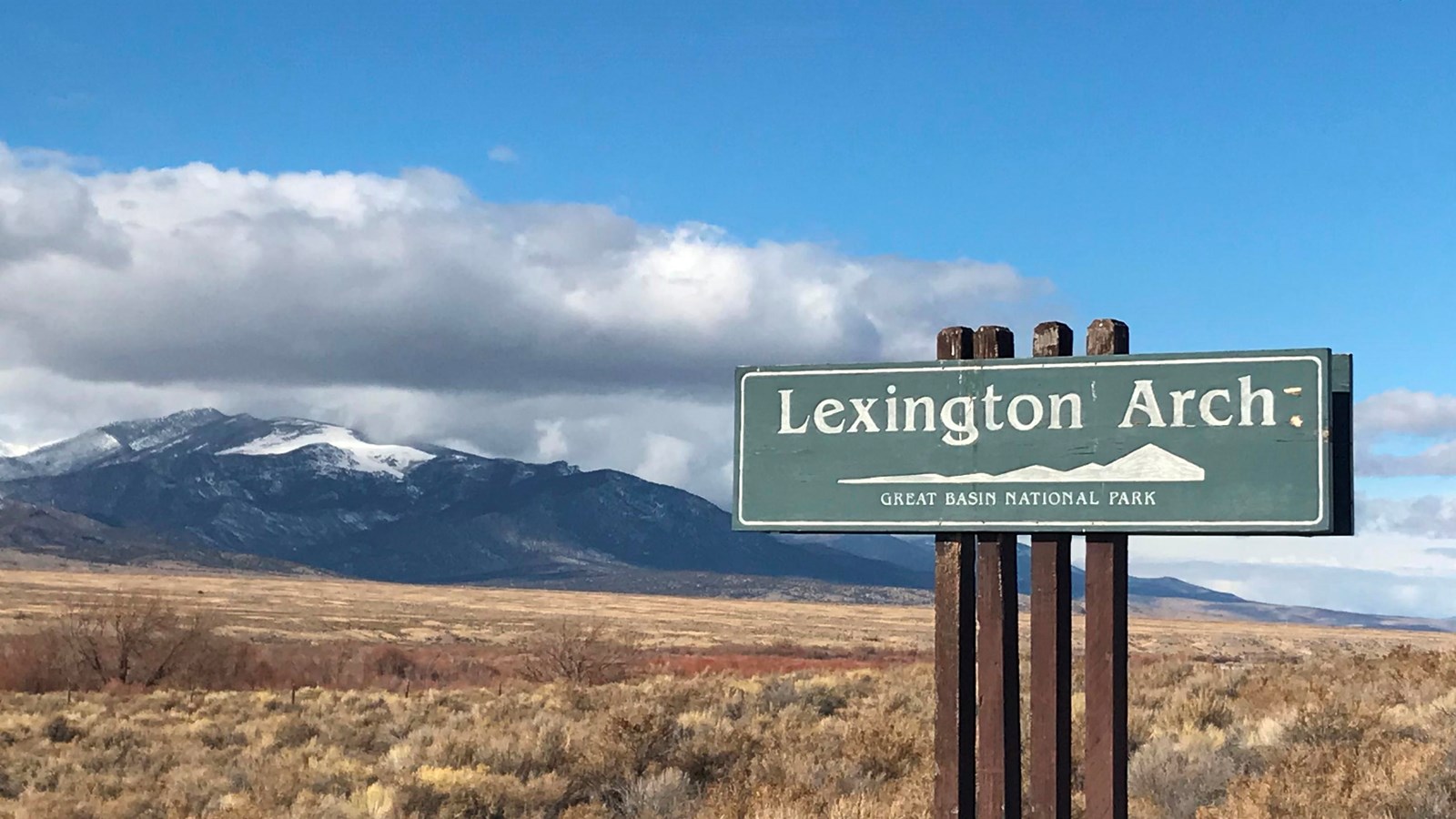 Green and white road sign for Lexington arch road