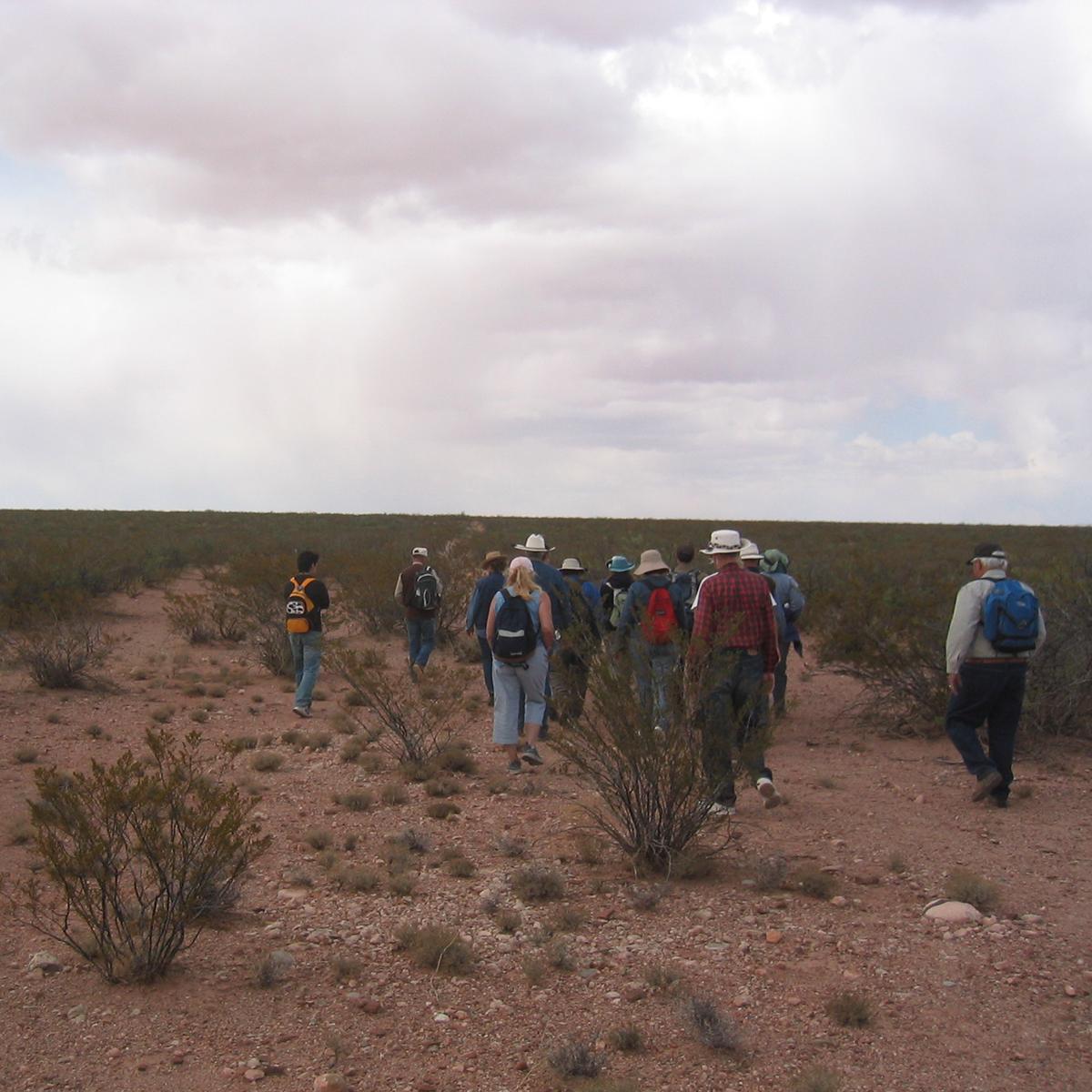 imagen de varias personas caminando por sendero