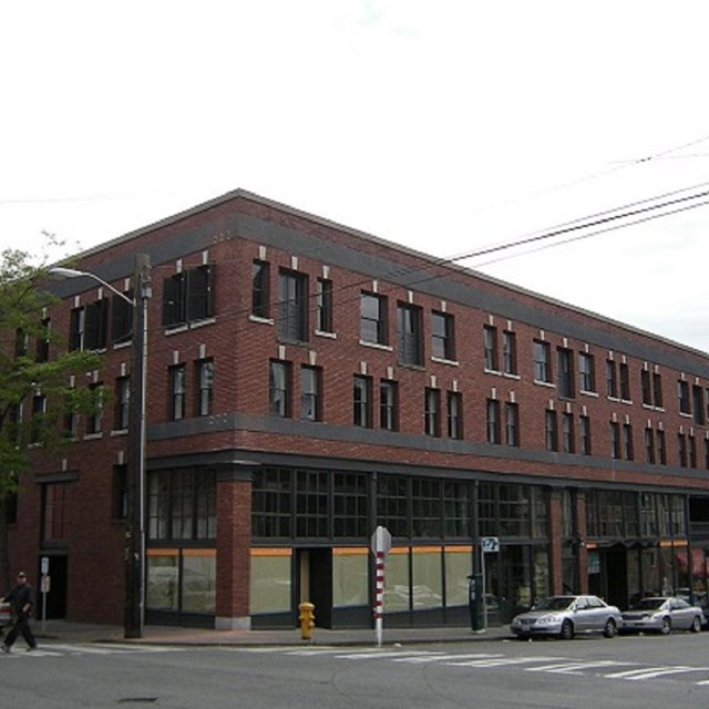 Multi-storied brick building. By Joe Mabel, CC BY-SA 3.0, https://commons.wikimedia.org/w/index.php?