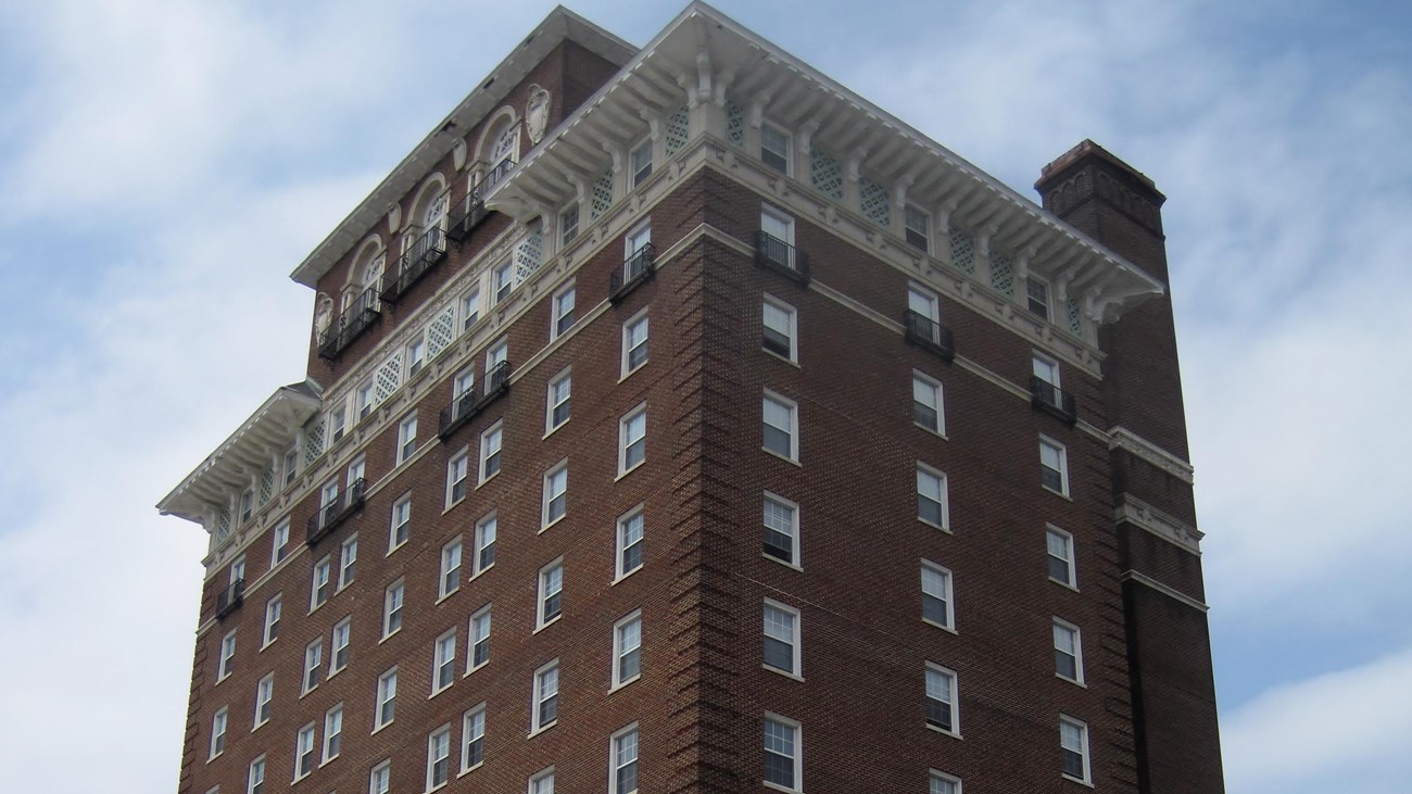 Image of brick hotel with multiple stories. Photo: by Teemu08, CC BY-SA 3.0