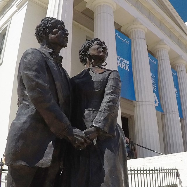 Tight shot of the Dred and Harriet Scott staue and the Old Courthouse.