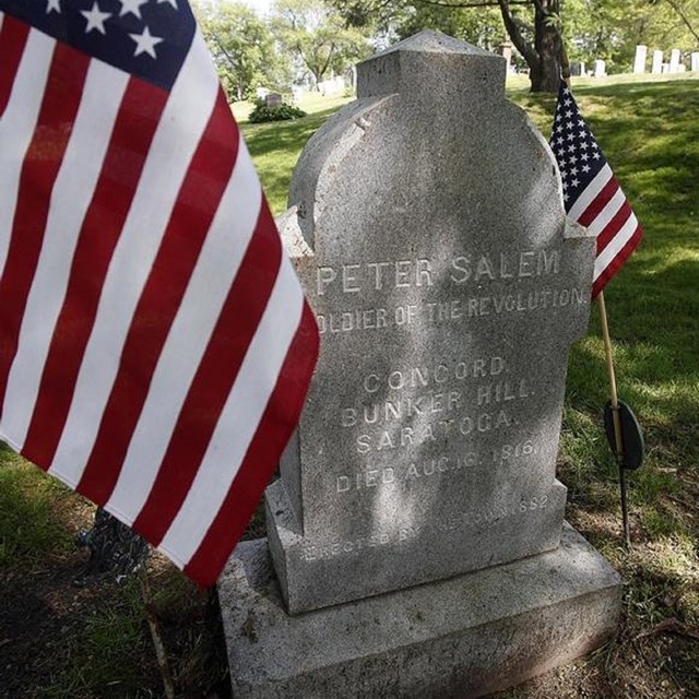 gravestone for Peter Salem with US flags on either side.