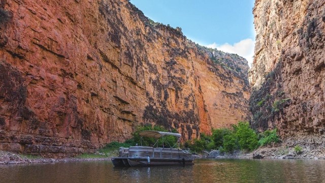 A pontoon boat in Bighorn Canyon