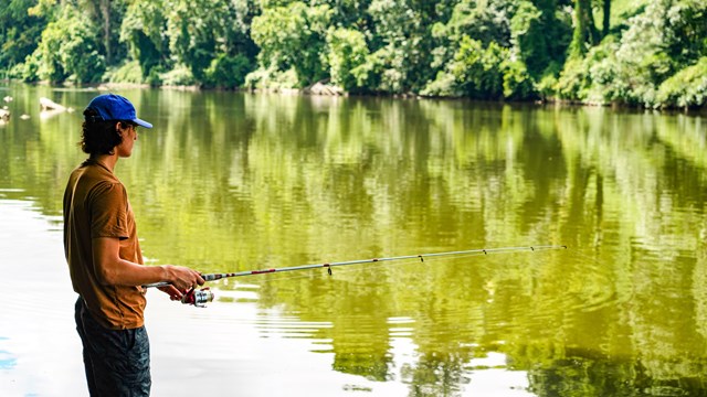 Un hombre pescando en Fletcher's Cove