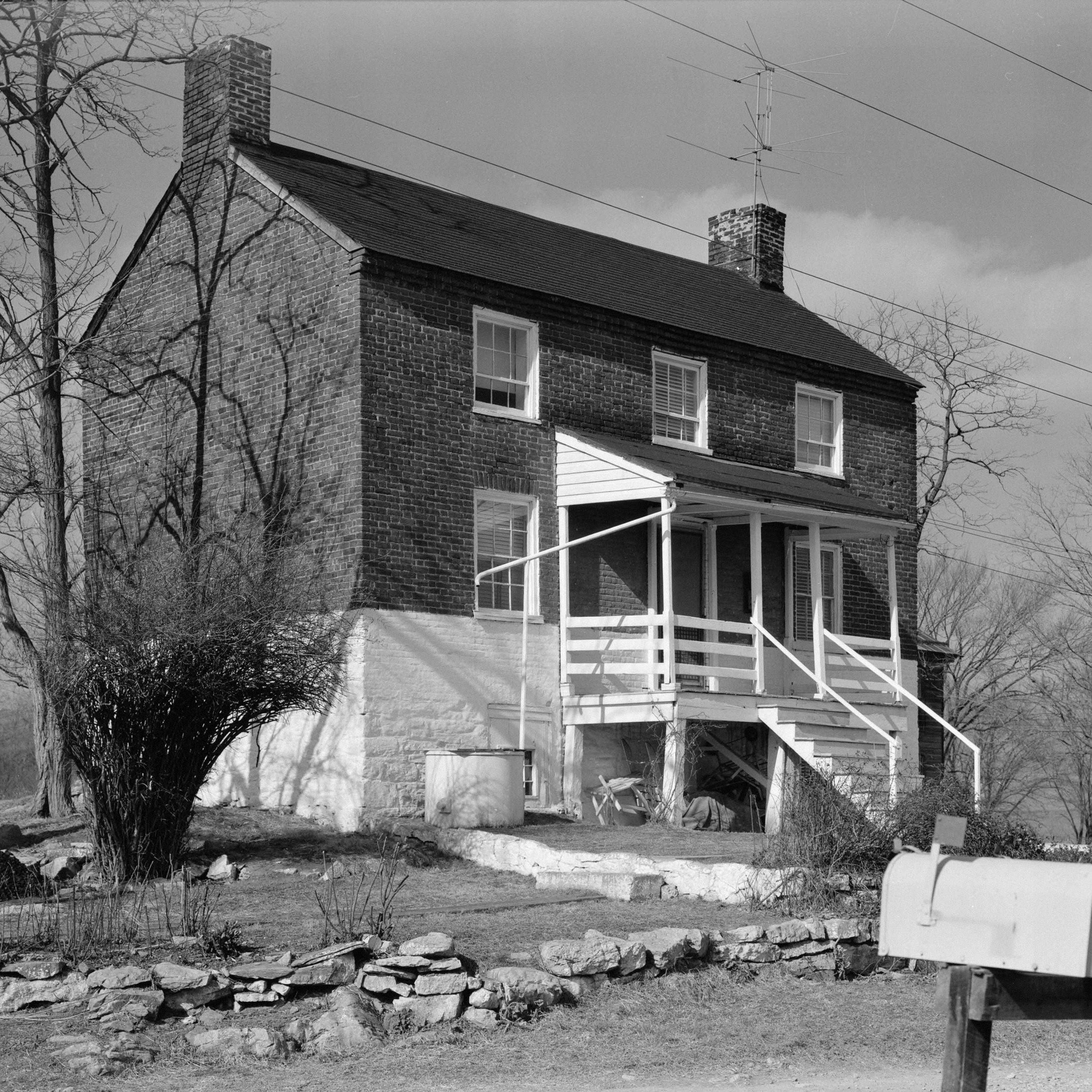 Navigates to a page with more information about C&O Canal Lockhouses