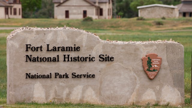 Image of a sign with words "Fort Laramie National Historic Site National Park Service" 