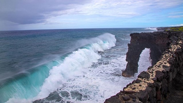 Large waves crashing on Hōlei sea arch. 