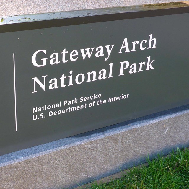 National Park Service sign, Gateway Arch National Park and the NPS arrowhead logo .