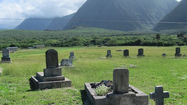 Grave markers at Papaloa Cemetery