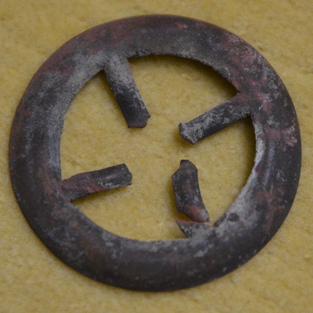  Metal circle with 4 prongs facing in