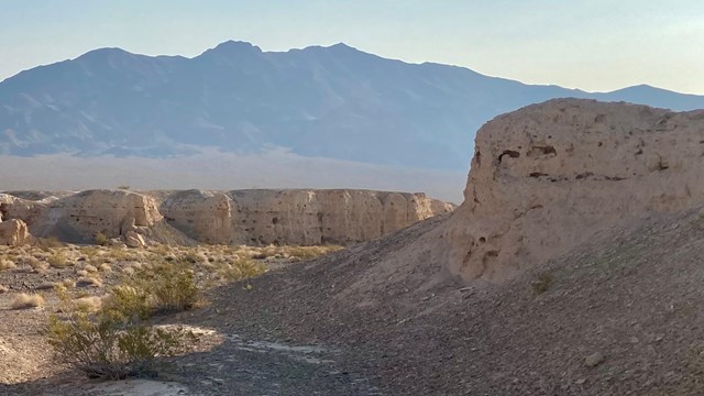 Geoscientist-In-The-Parks Intern, Esmeralda Elsrouji Hiking