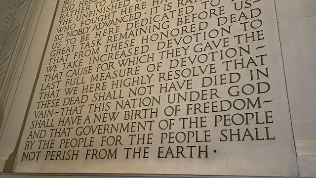 Engraving of the Gettysburg Address a the Lincoln Memorial