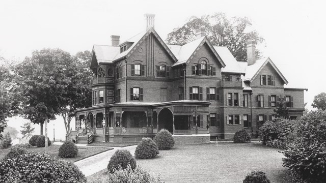 black and white photo of billings mansion in 1886