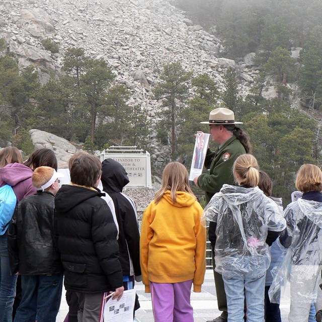 Park ranger with students at Mount Rushmore.