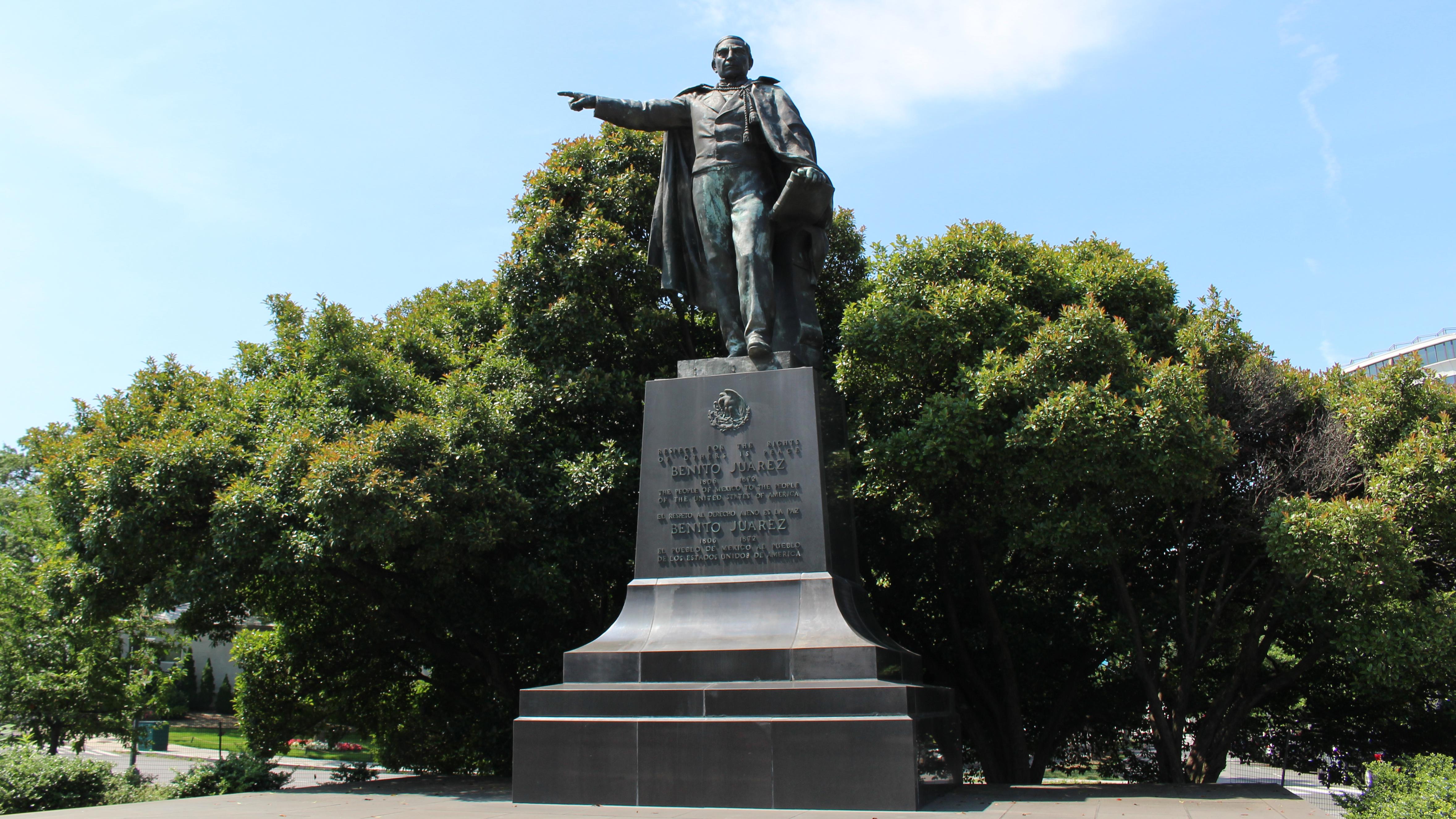 Image of Benito Ju&aacute;rez statue