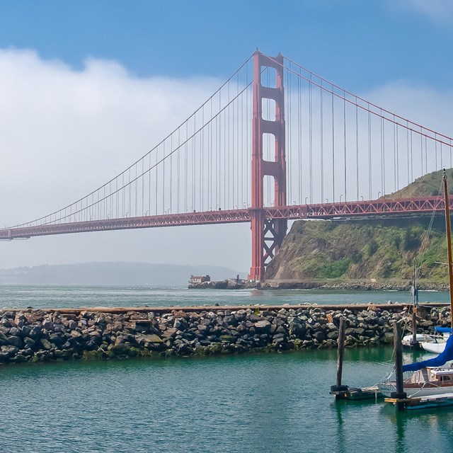 golden gate bridge with boats in foreground