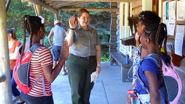 A Park Ranger swears in Olympic National Parks new Junior Rangers