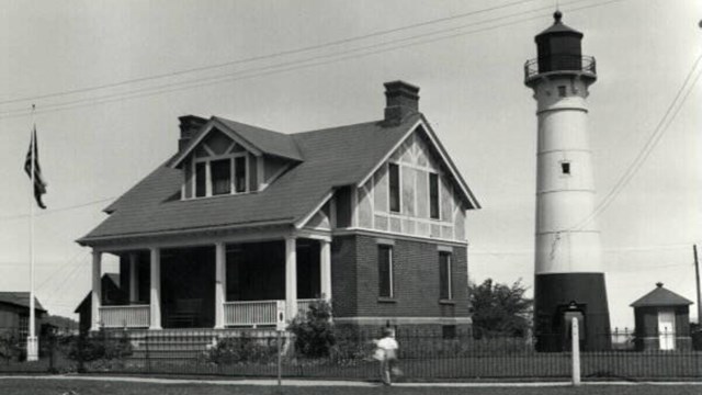 A historic photo of the Munising Front Range Light and keeper's quarters.