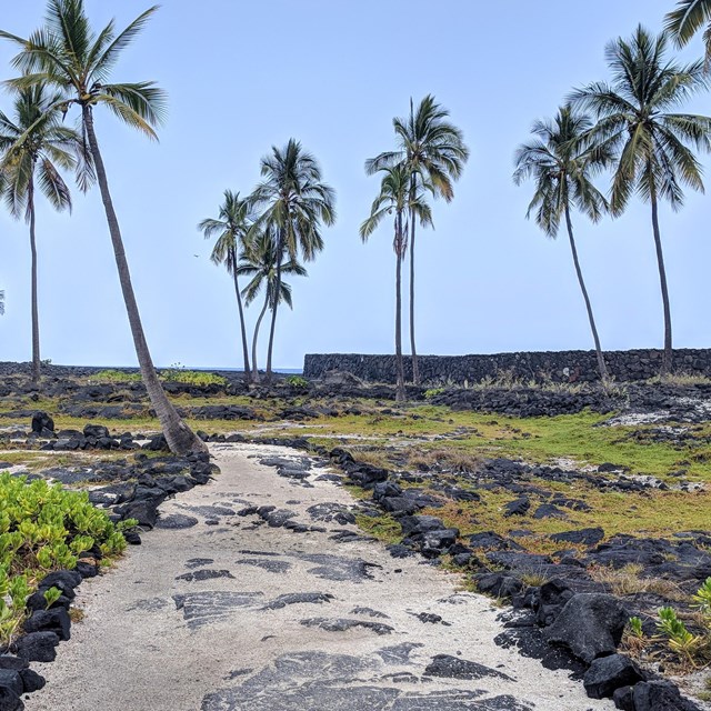 A path extends into the Puʻuhonua with the Great Wall on either side