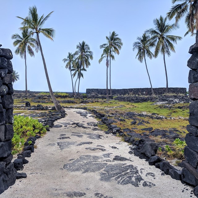 Looking through the gap in the Great Wall into the Puʻuhonua with the Aleʻaleʻa platform.