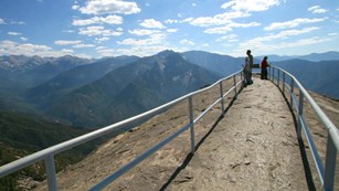 Panoramic views from the top of Moro Rock