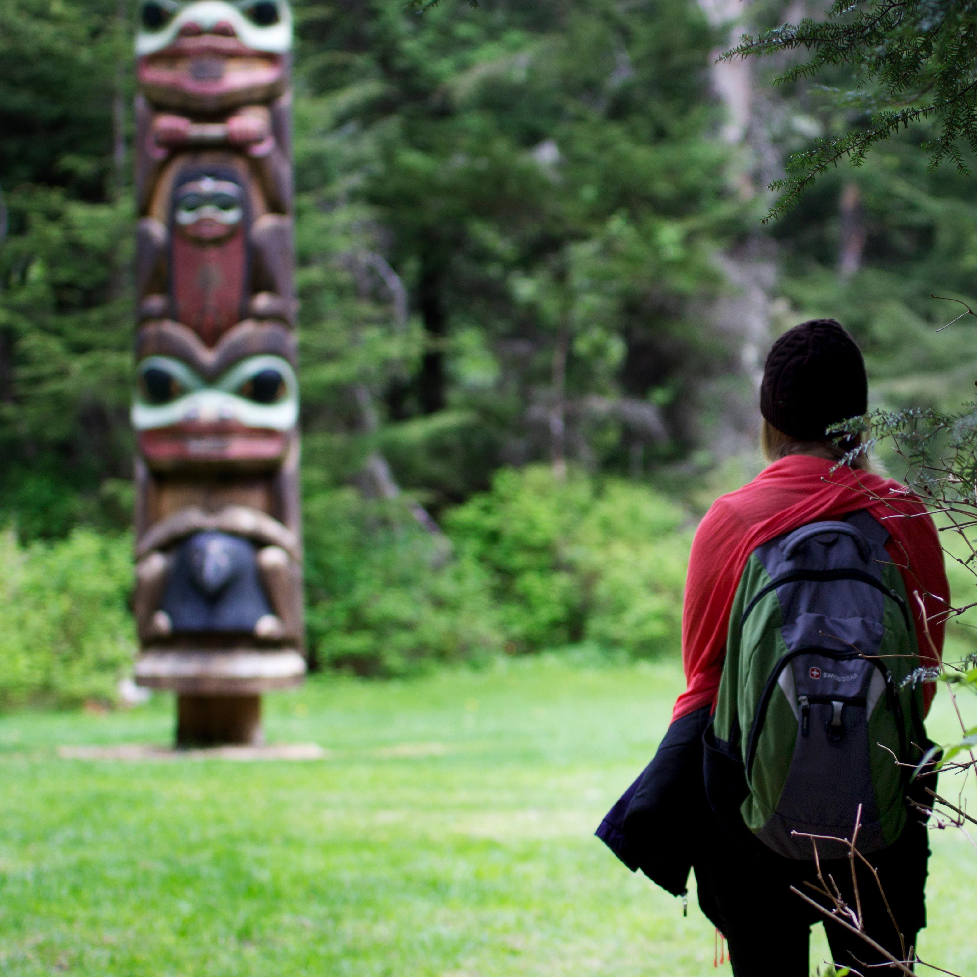 Hikers looking at the Kiks.Adi Memorial pole