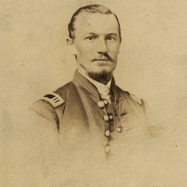 A Union officer picture of their head and bust.
