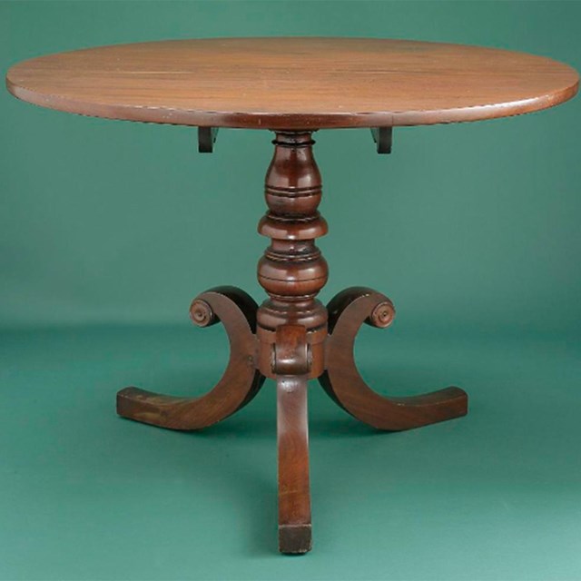 Tea table, Smithsonian National Museum of American History