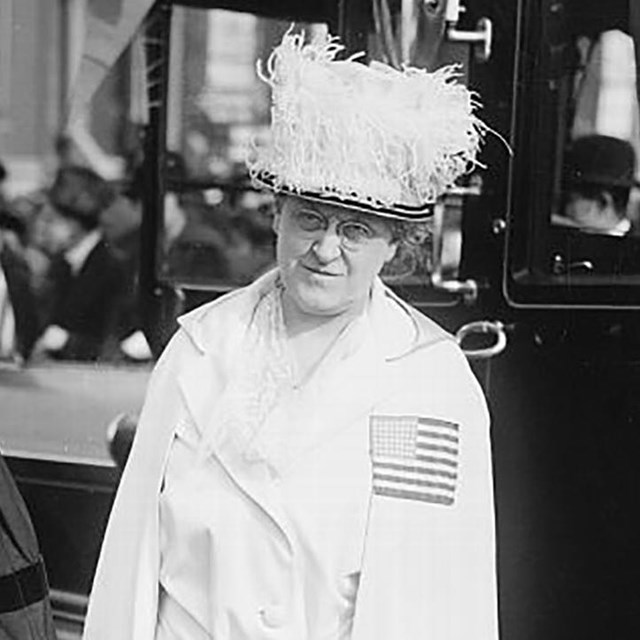 Carrie Chapman Catt (right) in 1917. Library of Congress