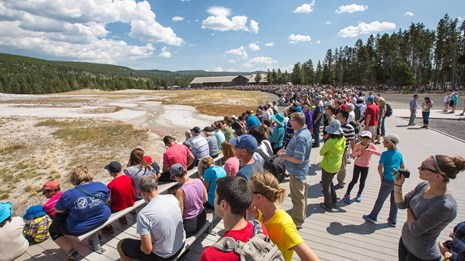 Photo of crowds at Old Faithful