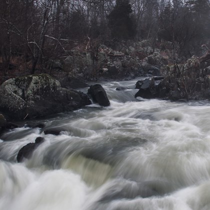 Waterfall at Great Falls with large rocks.