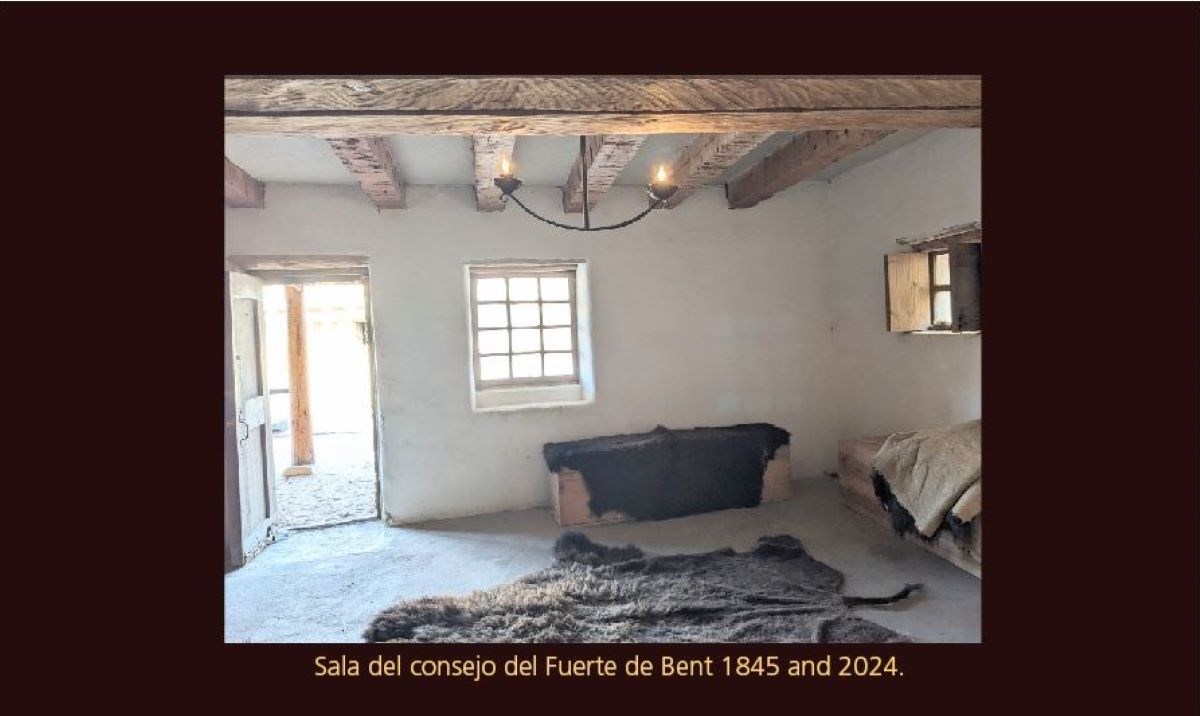 Una vista fotográfica de la sala del consejo de Bent Old Fort con una túnica de búfalo en el suelo y otras túnicas envueltas en cajas.