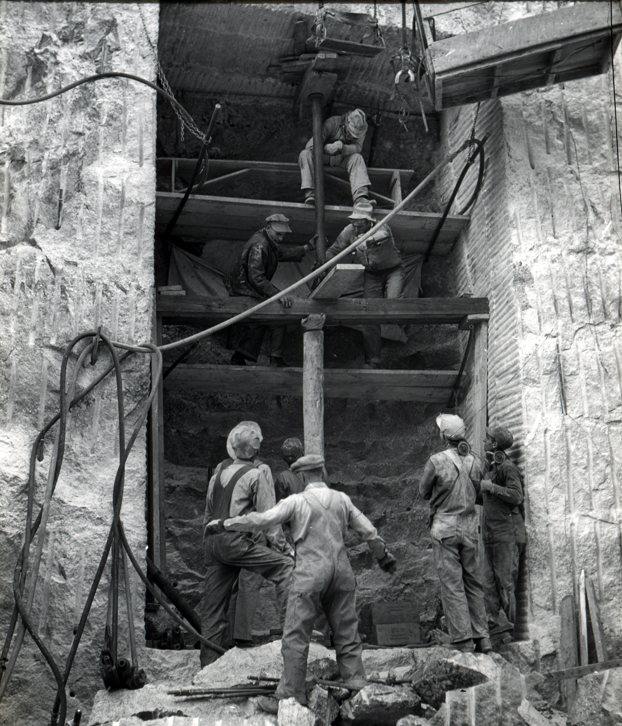 Black and white photo of workers creating the entrance to the Hall of Records.