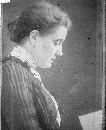 Side portrait of Jane Addams reading a book. Coll. Library of Congress