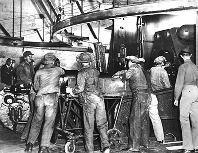 Soldiers load Townsley No. 1 big gun