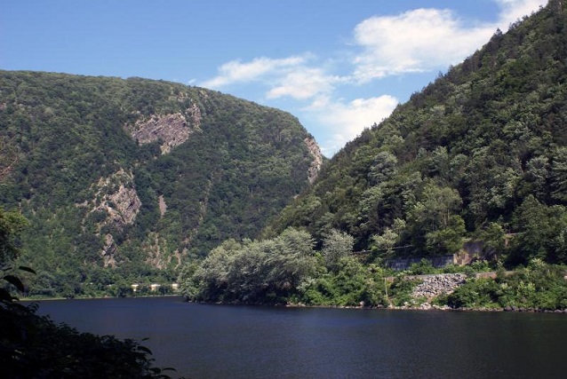 Mt Minsi and Mt Tammany split by the Delaware River in Delaware Water Gap National Recreation Area