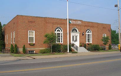 One-story red brick post office.