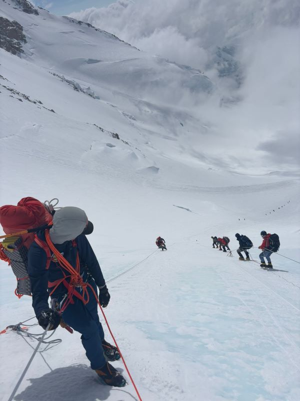 6 rangers climbing on fixed lines