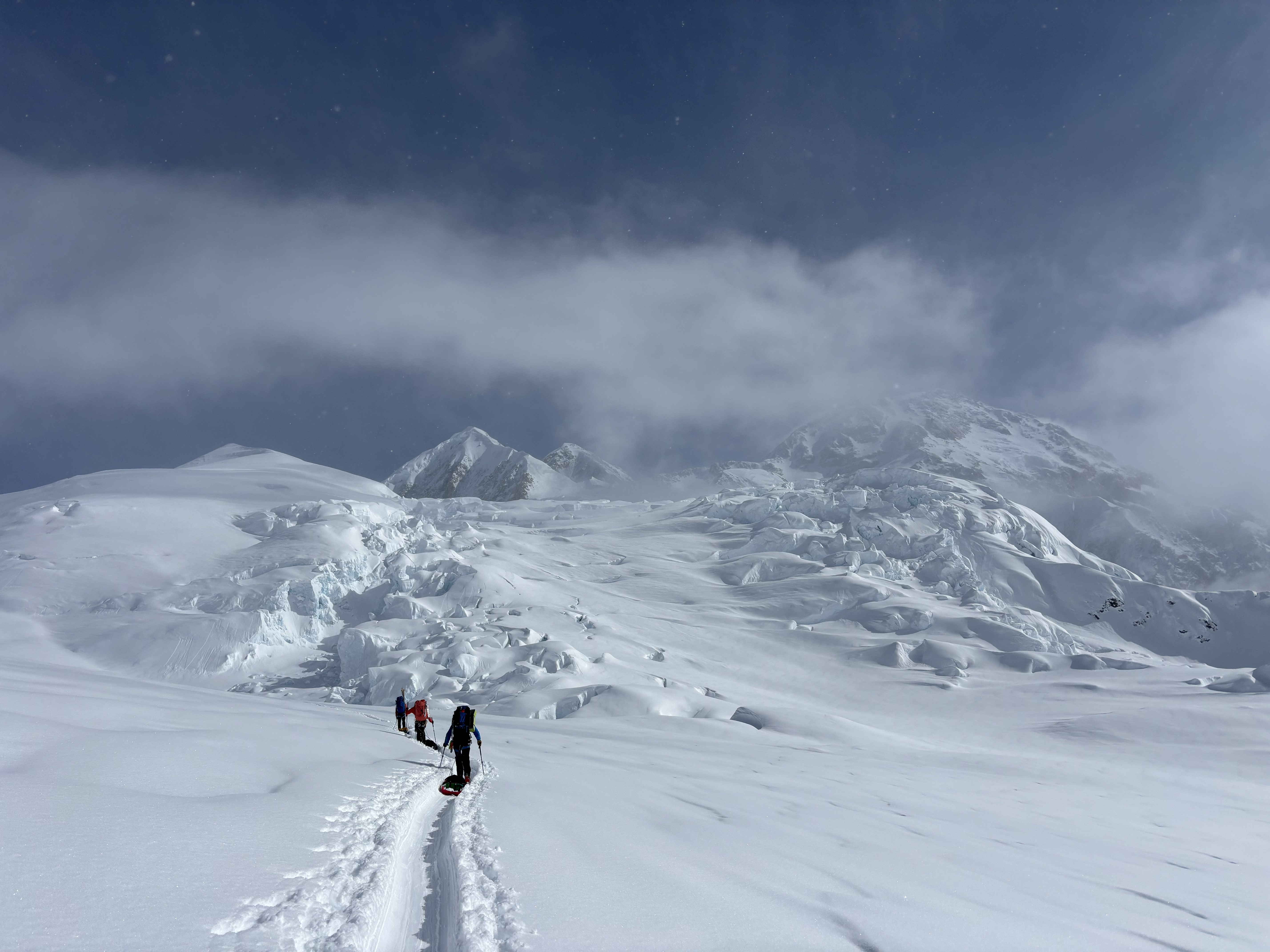 Travel conditions on the West Buttress route above ski hill camp. Expect fresh snow and wind drifts, making careful avalanche assessment and crevasse assessment essential! Photo: S. Barrier