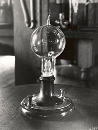 Black and white photograph from 1929 of a replica of Thomas Edison's first working lightbulb.