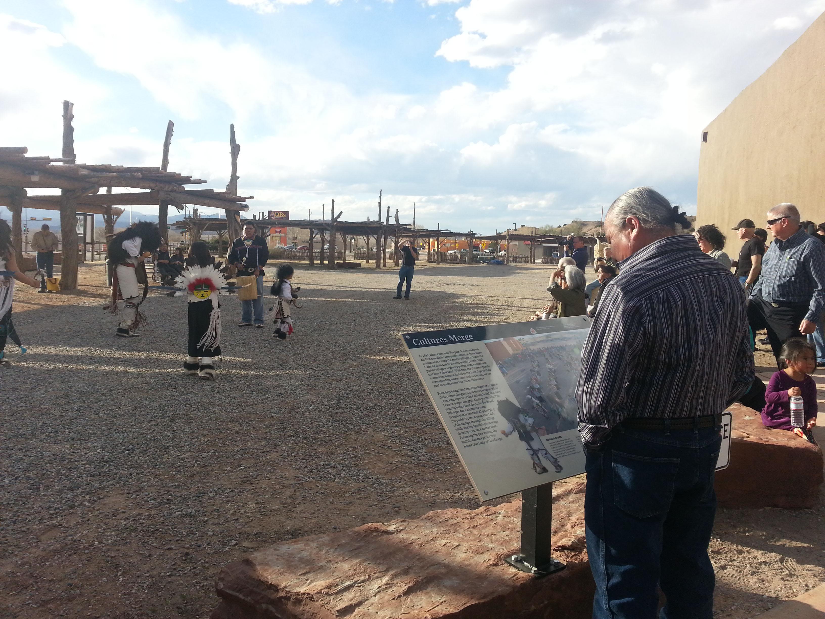 Man viewing new exhibit during a puebloan dance at Poeh Museum