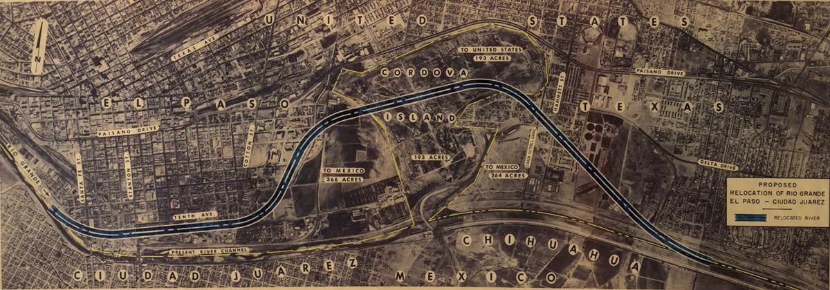 Una foto aérea en blanco y negro rotulado con texto y dibujos que muestra el traslado del río Bravo y la transferencia de tierra.