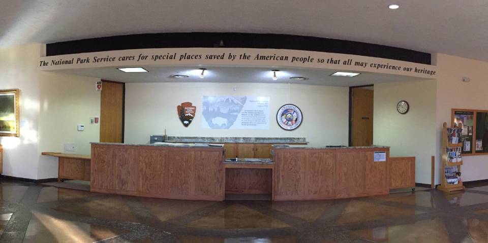 un mostrador largo con una inscripción arriba en inglés