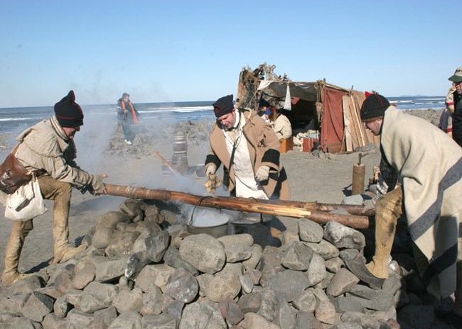 Guardaparques reproduciendo las actividades del fabricante de sal